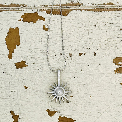 Sonne mit gehämmerter Kette