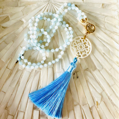 "Perlmutt-Mandala mit Quaste" mit Aquamarin Edelsteinkette