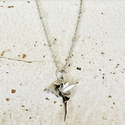 Fee mit Satelliten Kette