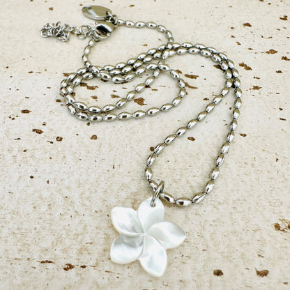 Perlmutt Frangipani mit Olivenkette