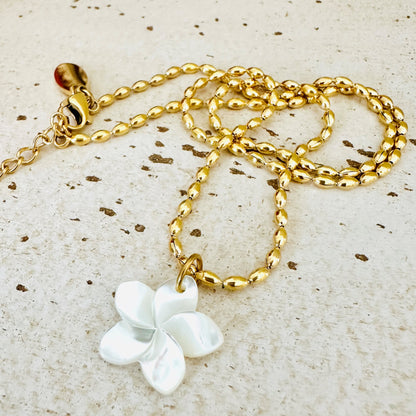Perlmutt Frangipani mit Olivenkette