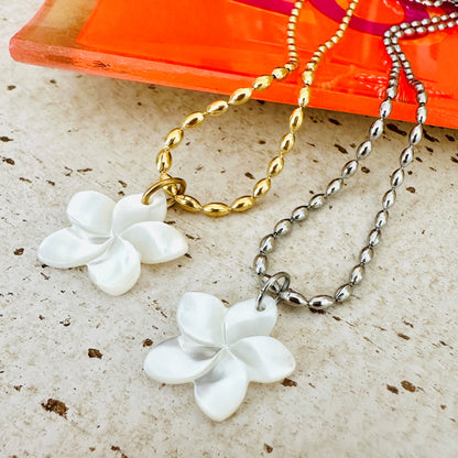 Perlmutt Frangipani mit Olivenkette