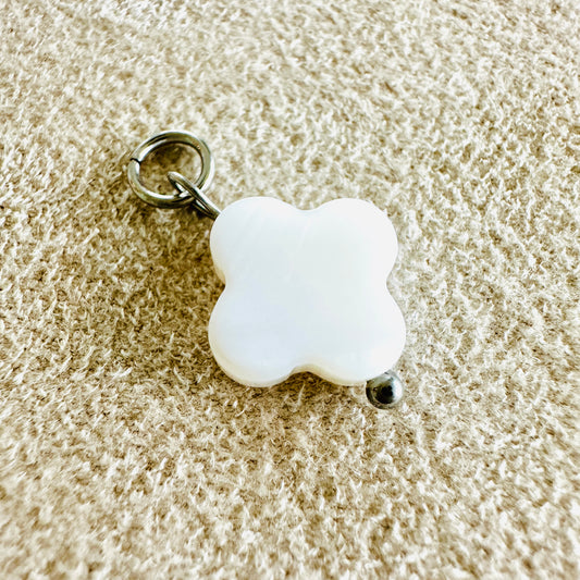 Kleeblatt-Charm aus Perlmutt