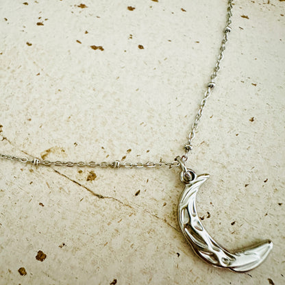 Mond mit Satellitenkette