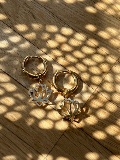 Hoop - Ohrringe mit Lotusblume
