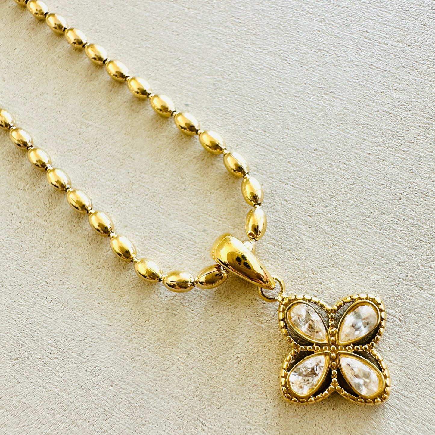 Blüten-Anhänger mit CZ Zirkonia und Kette