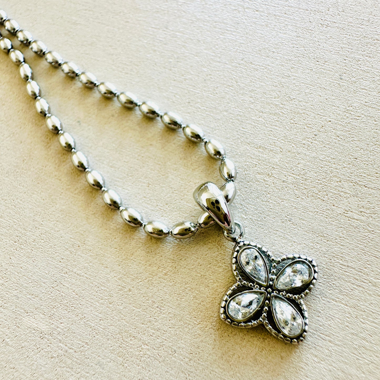 Blüten-Anhänger mit CZ Zirkonia und Kette