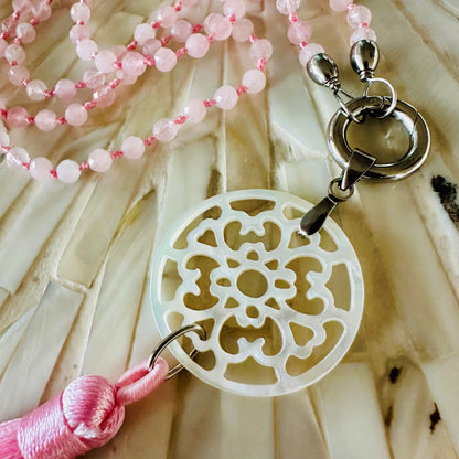 "Perlmutt-Mandala mit Quaste" mit Rosenquarz Edelsteinkette