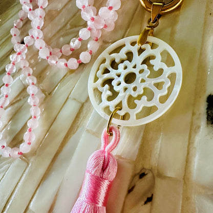 "Perlmutt-Mandala mit Quaste" mit Rosenquarz Edelsteinkette
