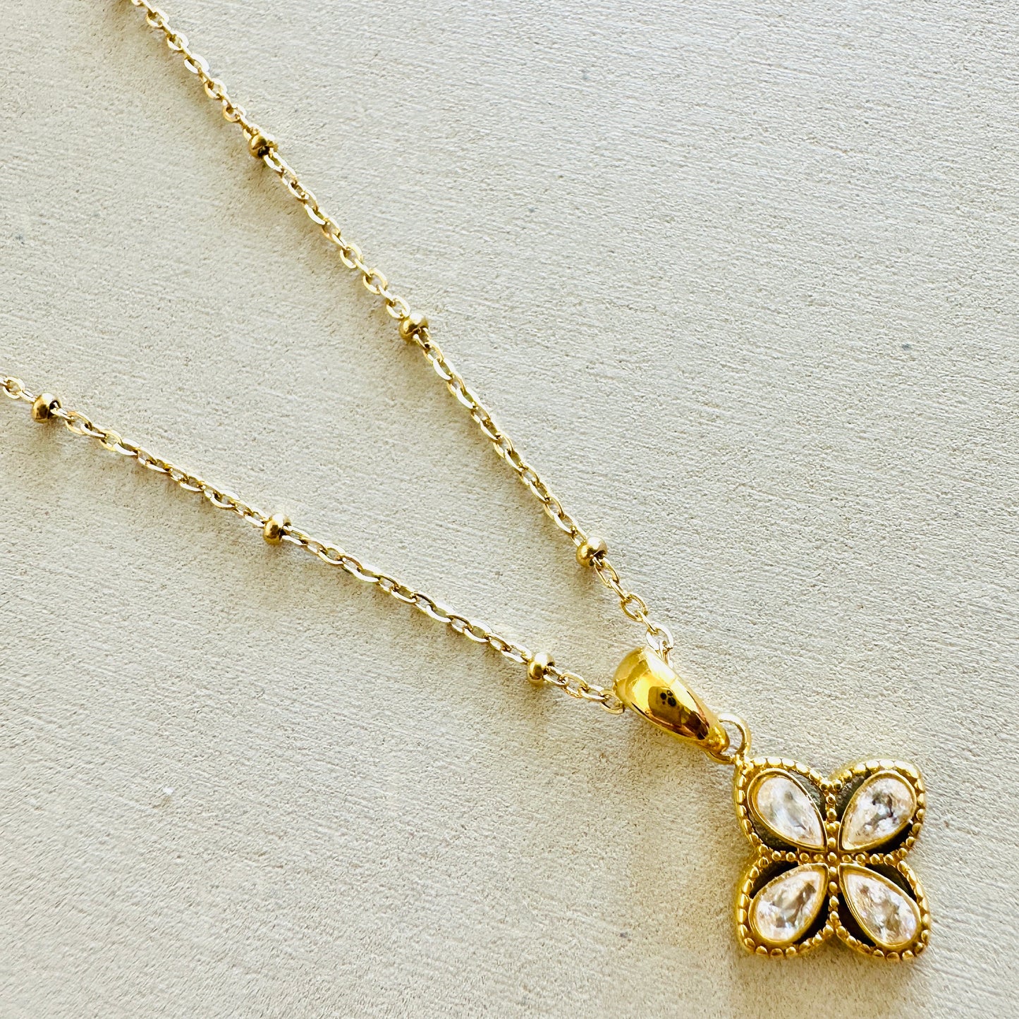Blüten-Anhänger mit CZ Zirkonia und Kette