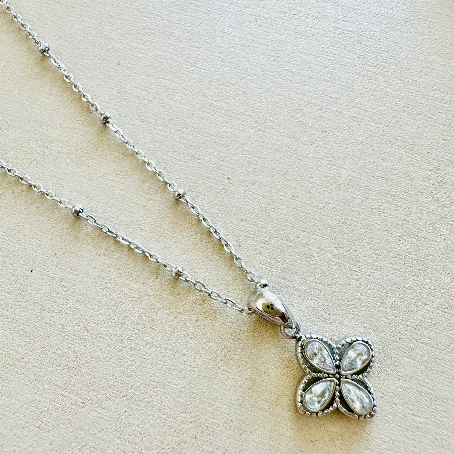Blüten-Anhänger mit CZ Zirkonia und Kette