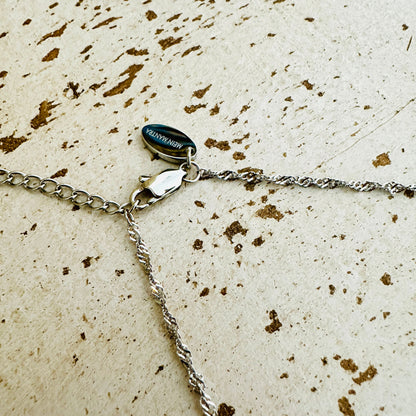 Fee mit Wellen Kette
