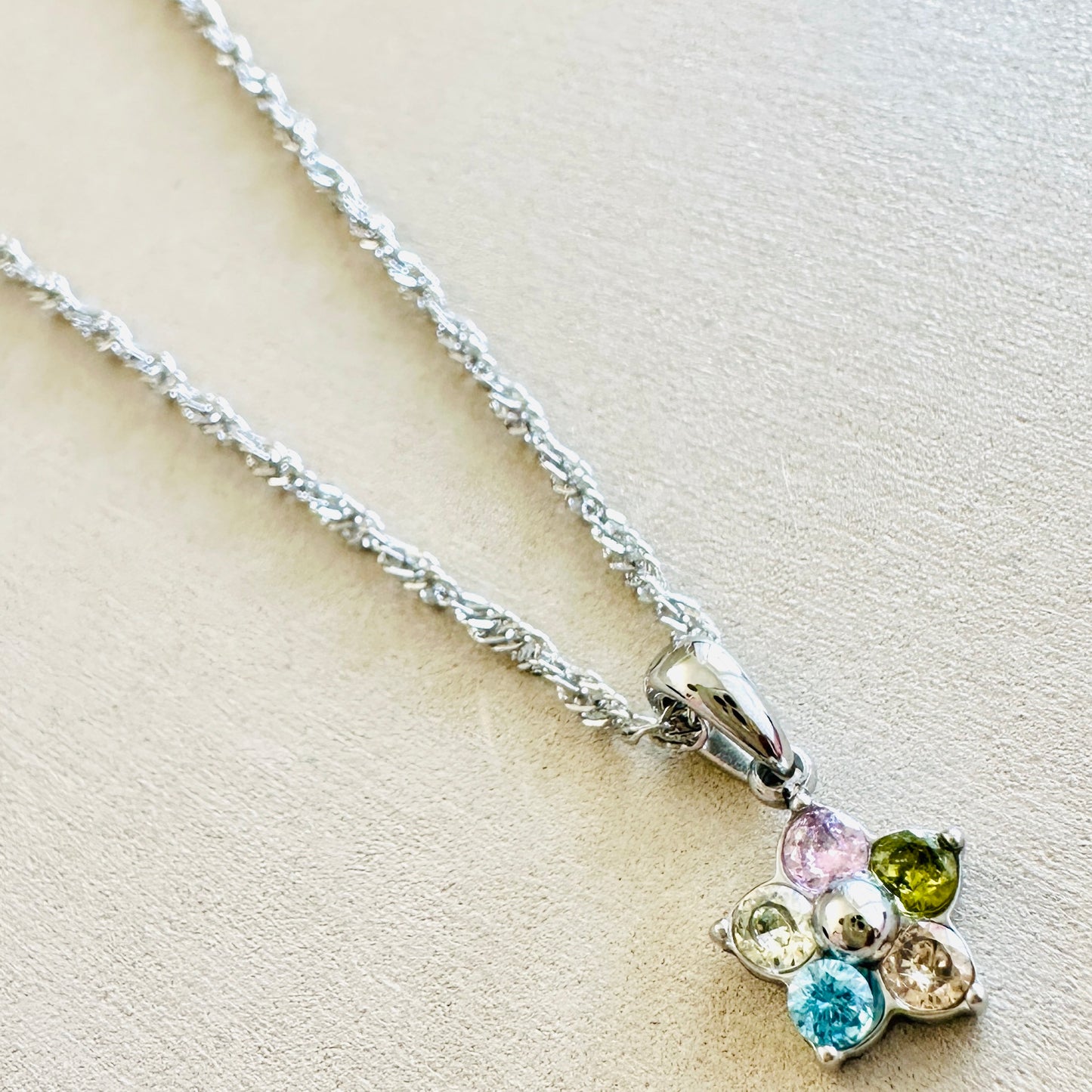 Bunter Blüten-Anhänger mit Kette