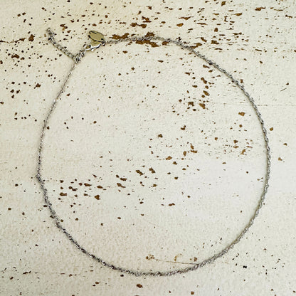 Fee mit Wellen Kette
